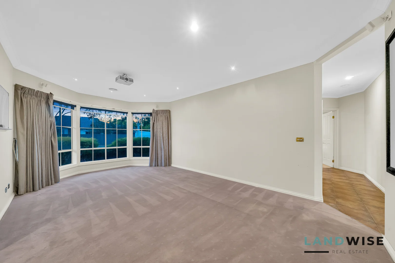 6 EILDON AVENUE, Manor Lakes VIC 3024 photo 4