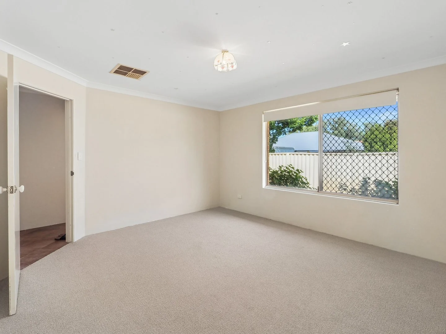 Additional image 24 of 39 Holmesdale Road, Woodbridge WA 6056