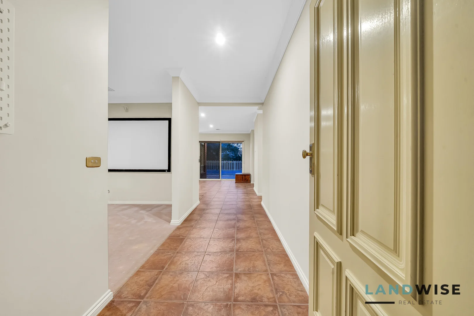 6 EILDON AVENUE, Manor Lakes VIC 3024 photo 3