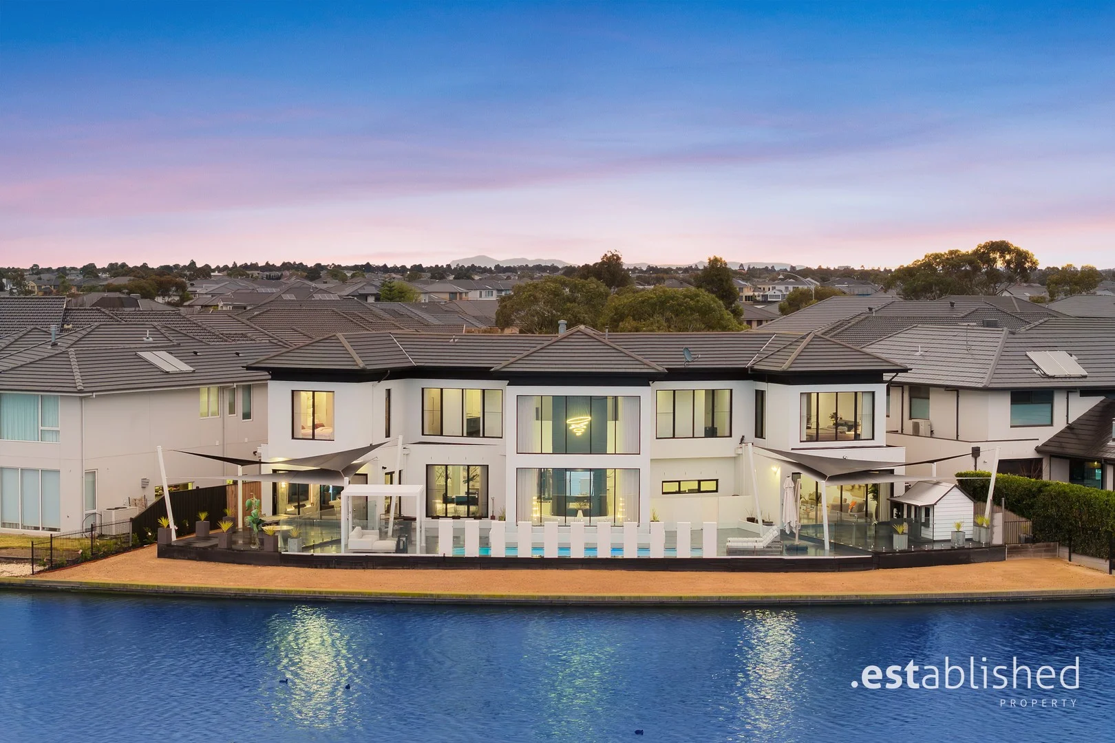 18 Spinnaker Rise, Sanctuary Lakes VIC 3030