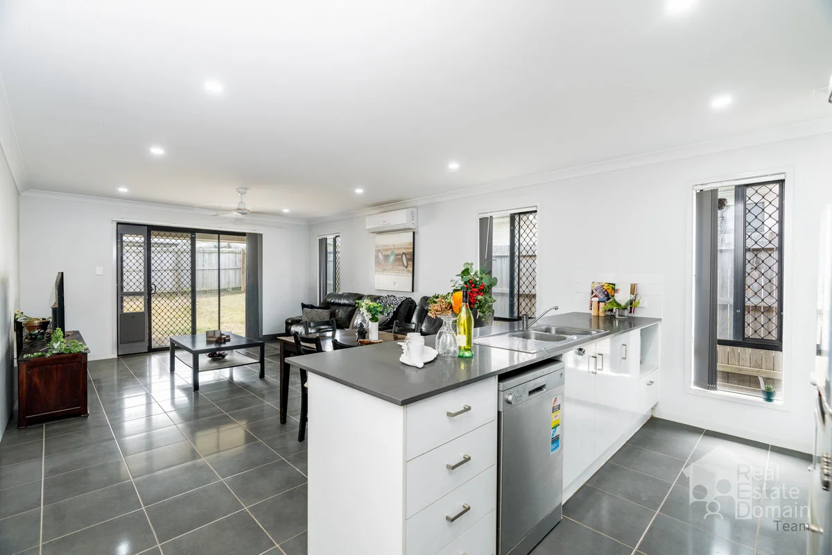 14 Willow Circuit, Yarrabilba QLD 4207 photo 4