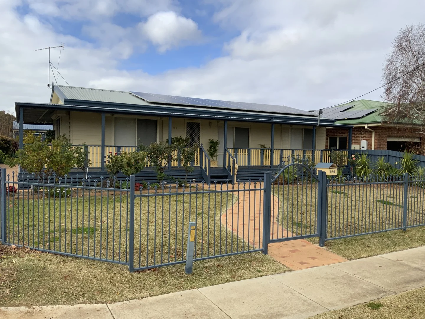 129 Pine Street, Hay NSW 2711