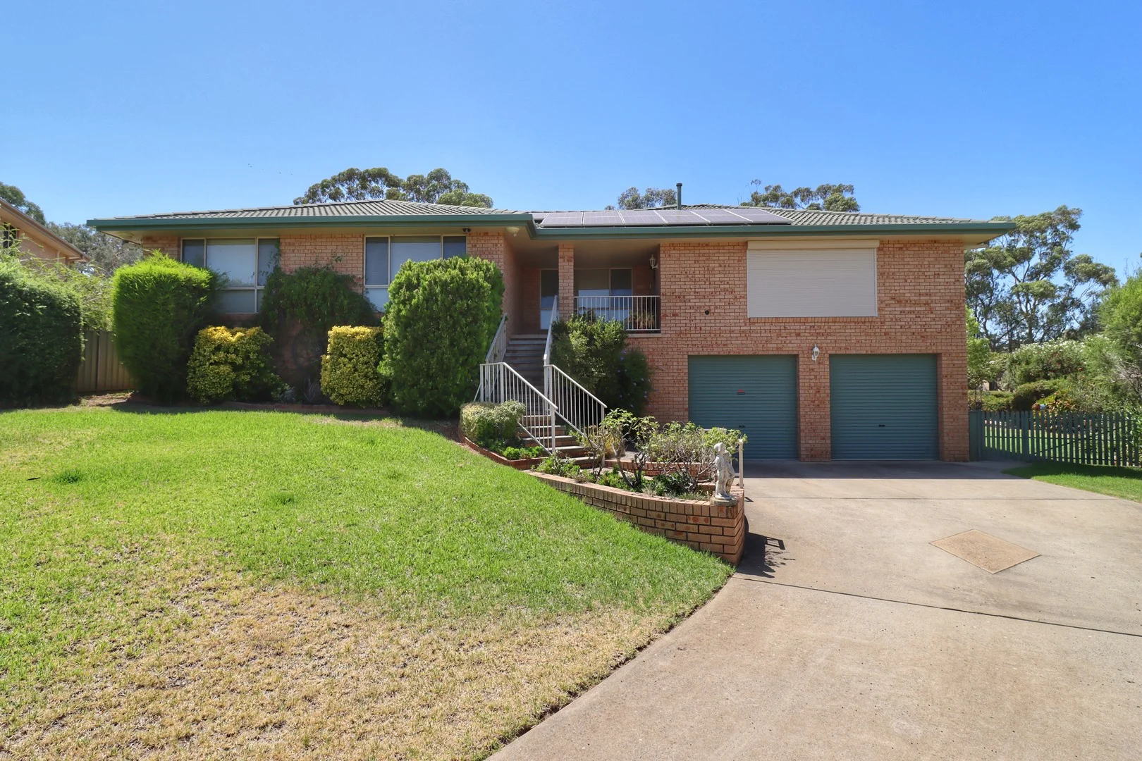 8 Grevillea Close, Cowra NSW 2794