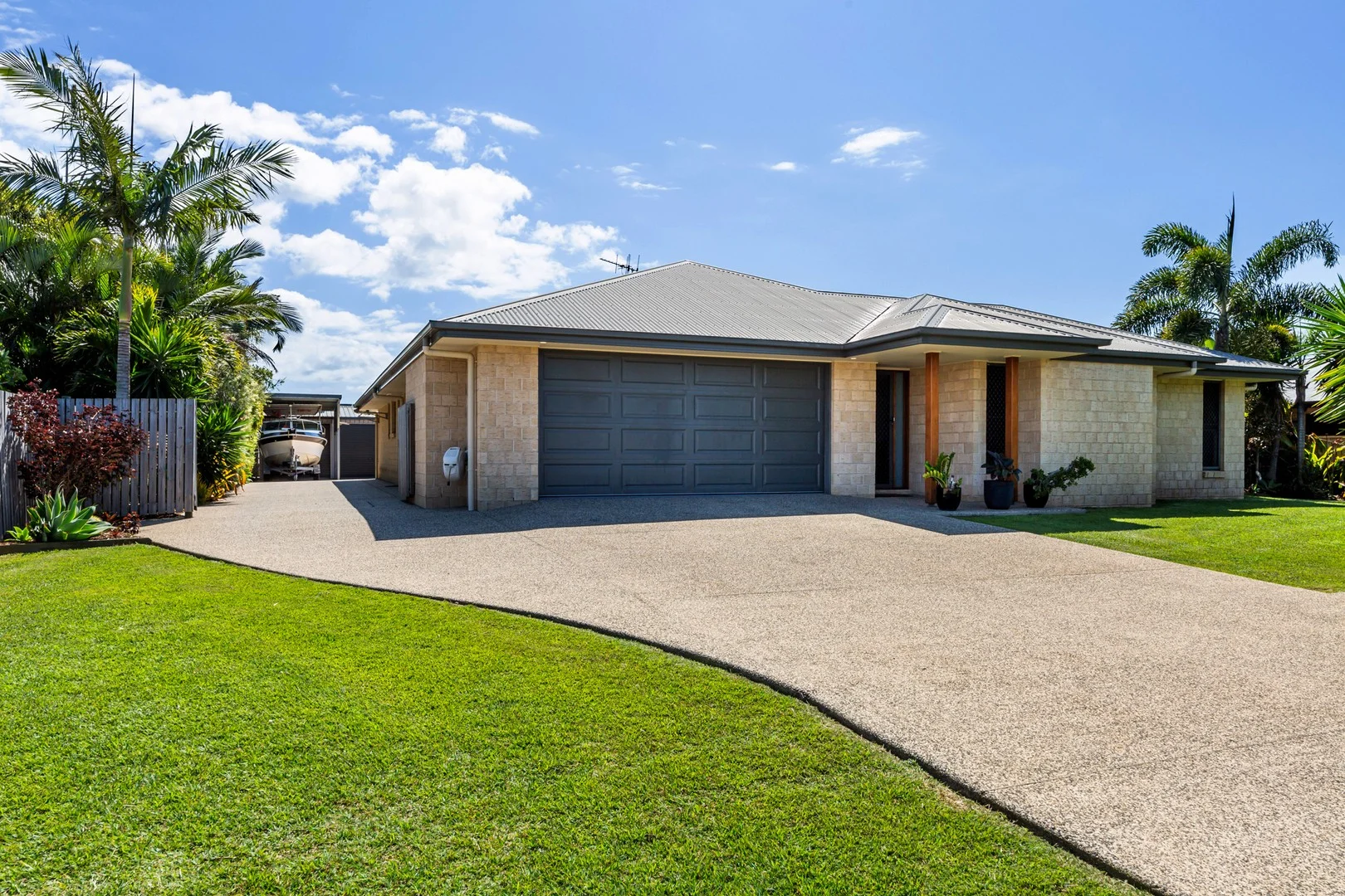 44 Gibsons Rd, Burnett Heads QLD 4670