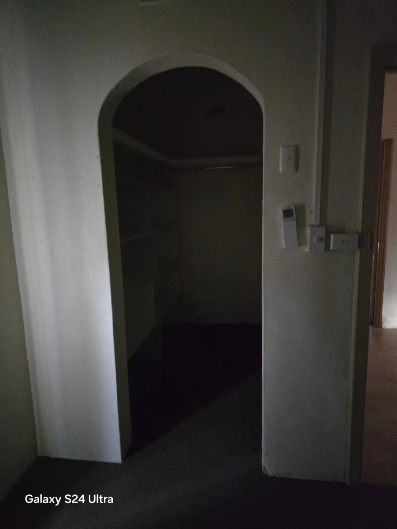 Additional image 4 of East Side NT 0870