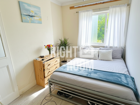 Room 4, Burgess Road, Southampton SO16, Room to rent