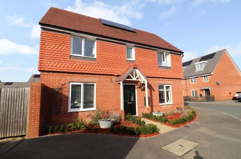 Warwick Way, Bursledon SO31