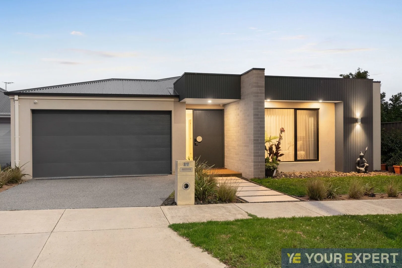 37 Huey Circuit, Cranbourne VIC 3977