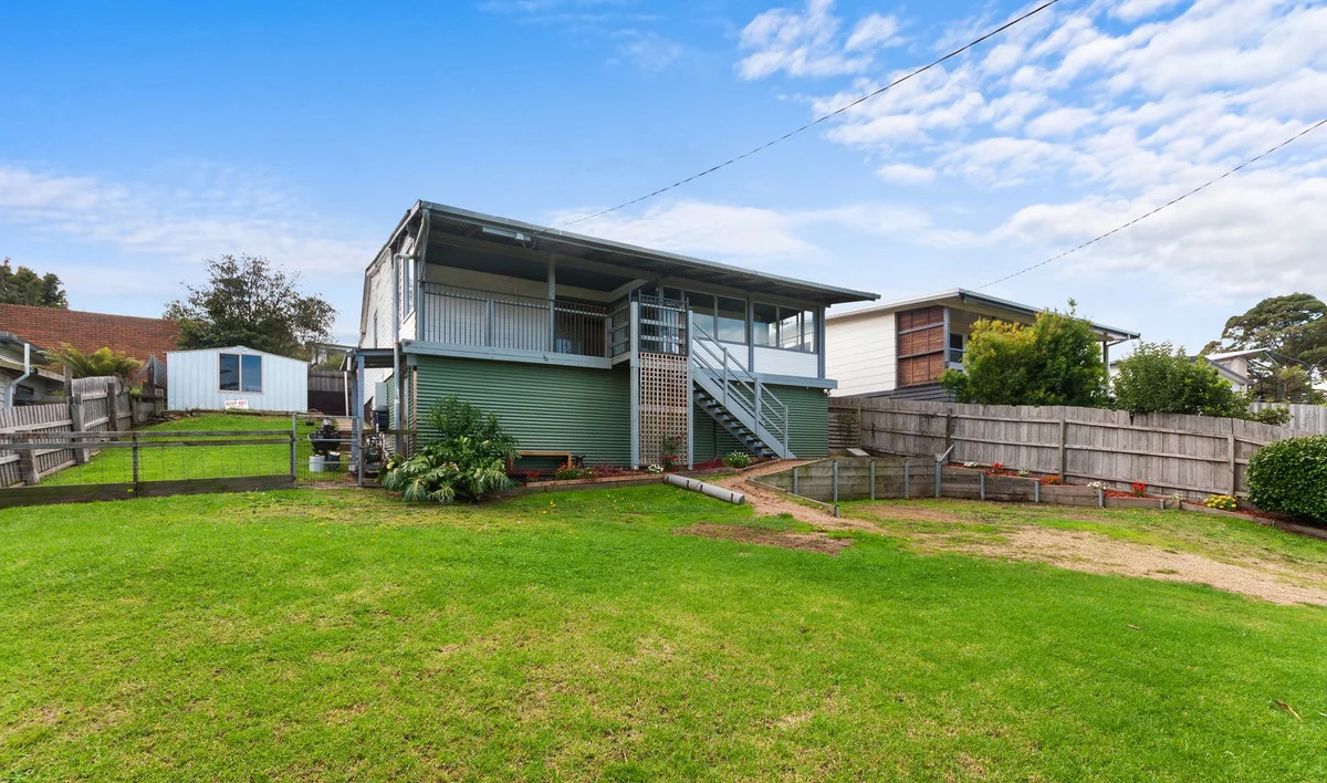 17 Daniel Street, Lakes Entrance VIC 3909