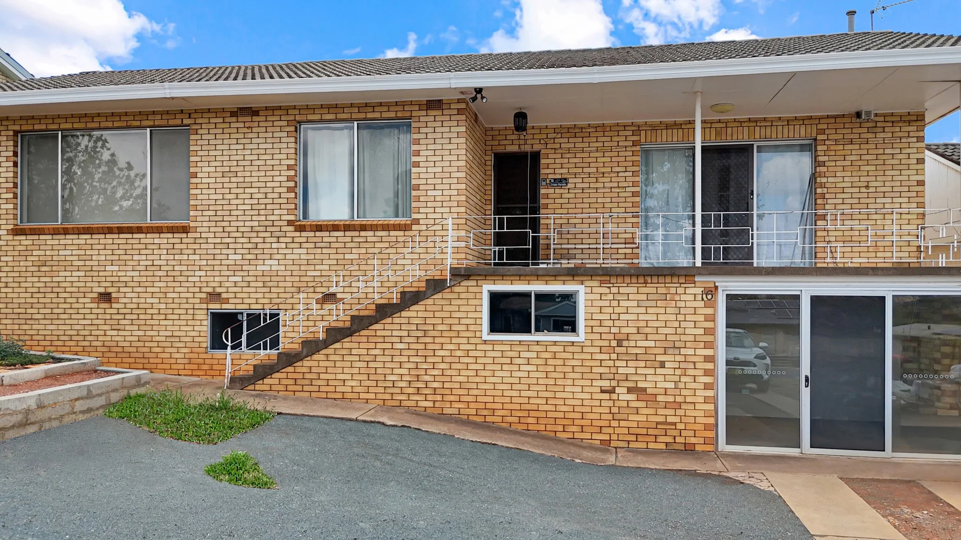 16 Evans Parade, Parkes NSW 2870