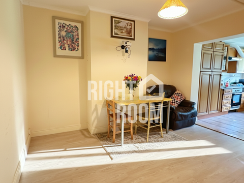 Room 5, Burgess Road, Southampton SO16, Room to rent