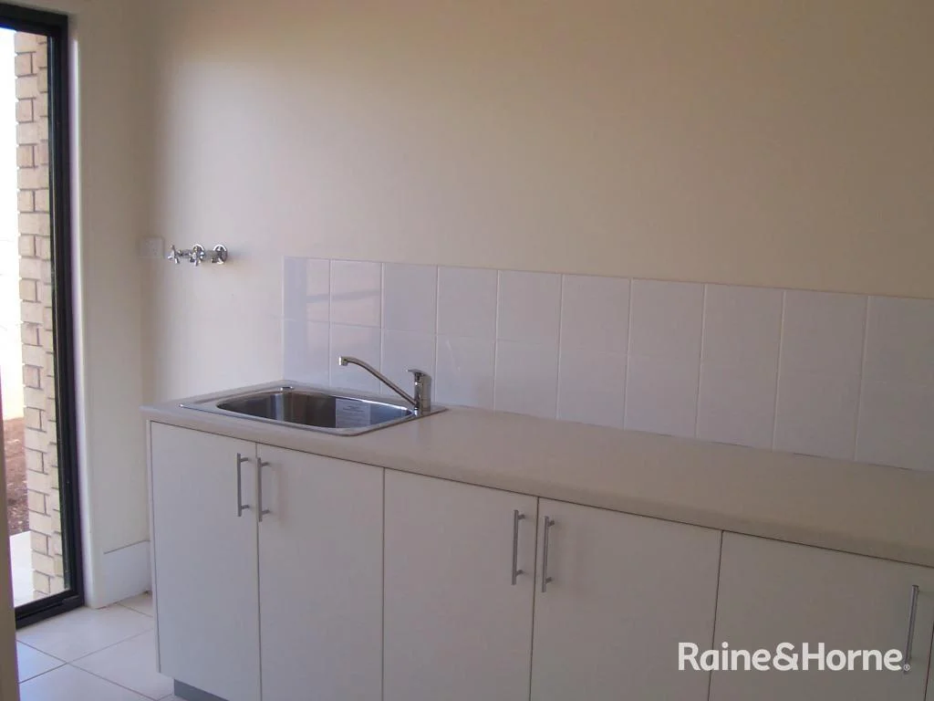 Additional image 9 of 1&2/74 Windsor Circle, Kingaroy QLD 4610