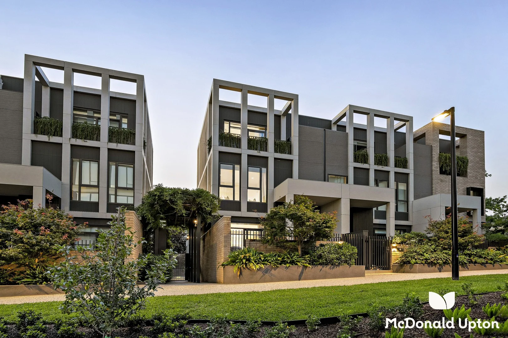 33 Maple Walk, Moonee Ponds VIC 3039