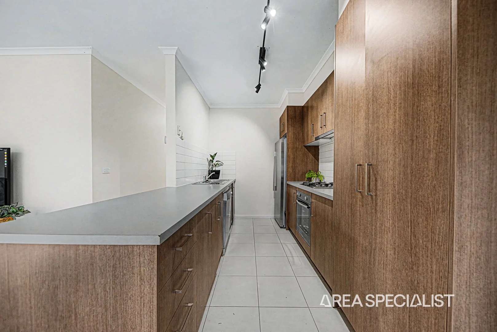 10 Cascade Way, Pakenham VIC 3810 photo 2