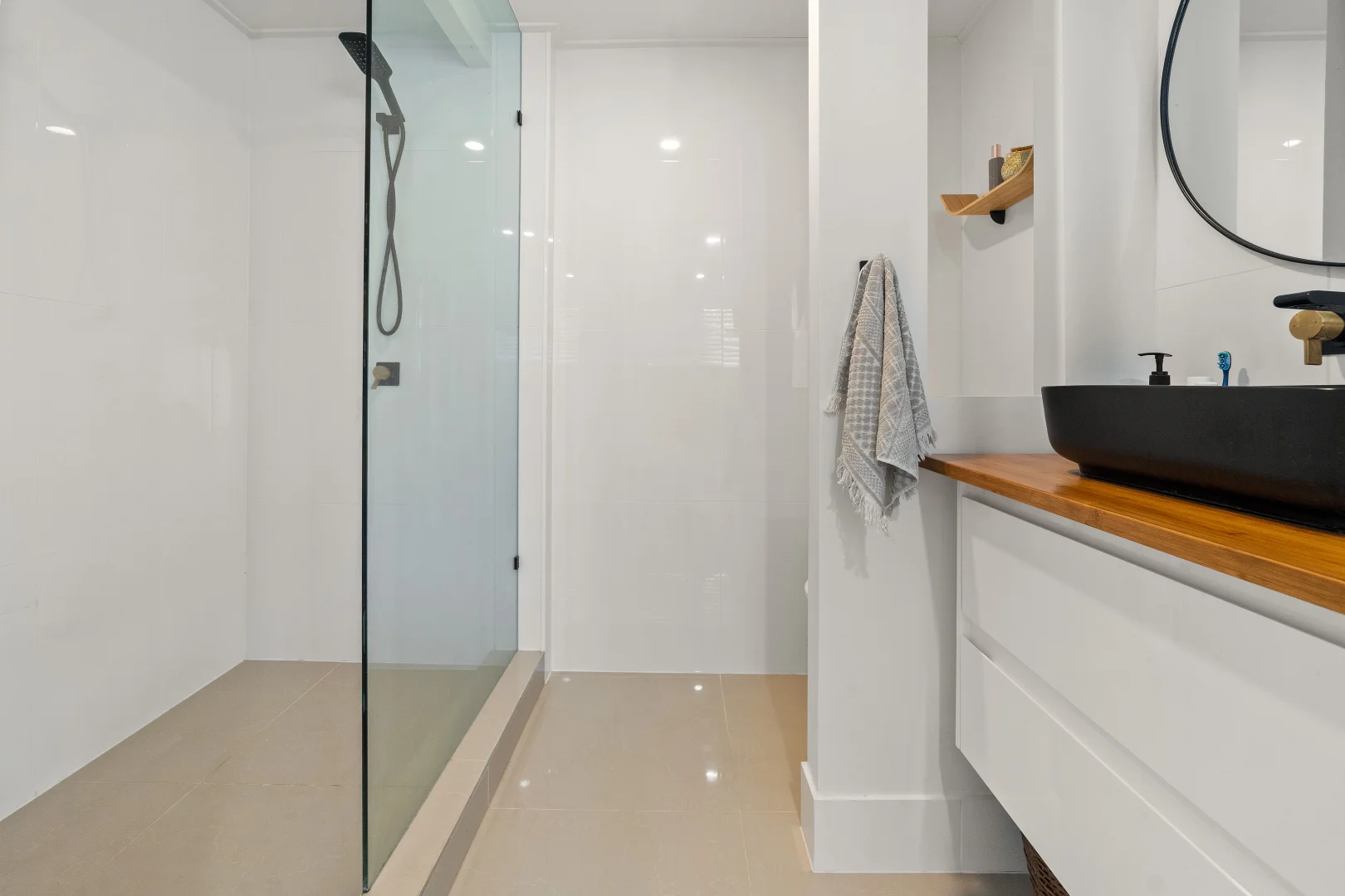 Additional image 23 of 25 Scoter Avenue, Paradise Point QLD 4216