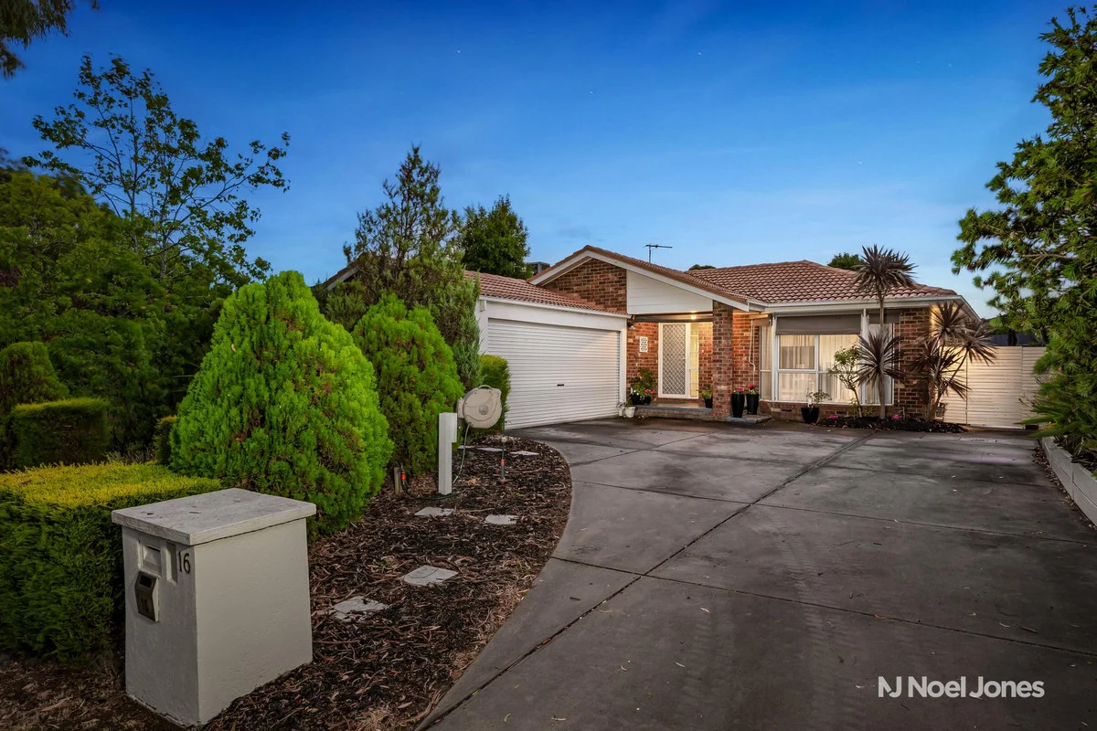 16 Lakeside Crescent, Croydon Hills VIC 3136