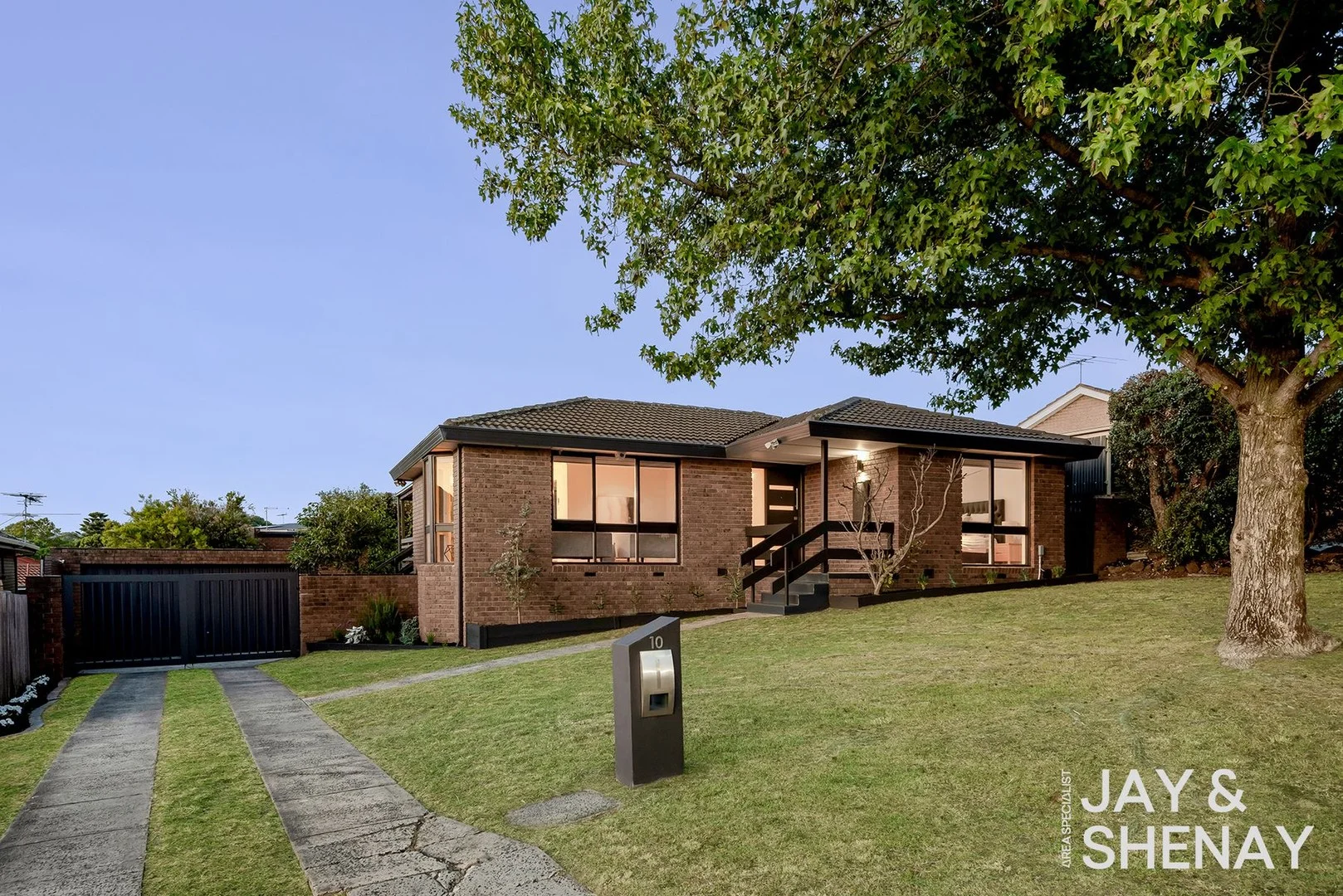 10 Harvey Place, Endeavour Hills VIC 3802