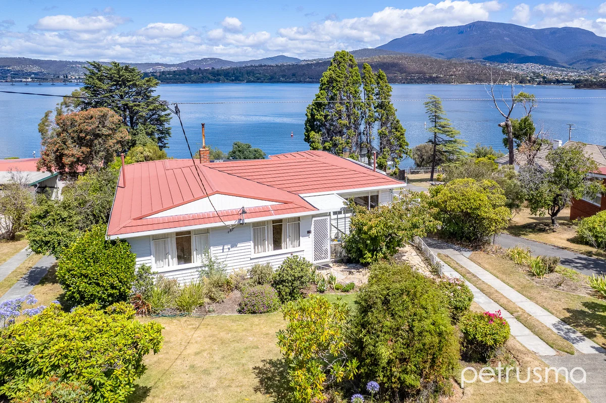 137 Derwent Avenue, Lindisfarne TAS 7015