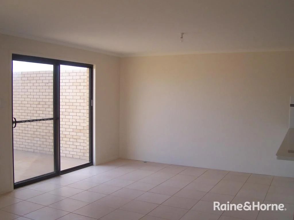 Additional image 6 of 1&2/74 Windsor Circle, Kingaroy QLD 4610