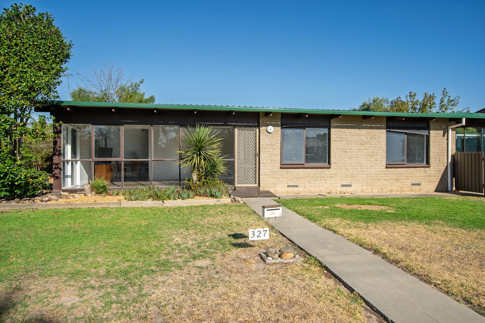 327 Sutherland Street, Lavington NSW 2641