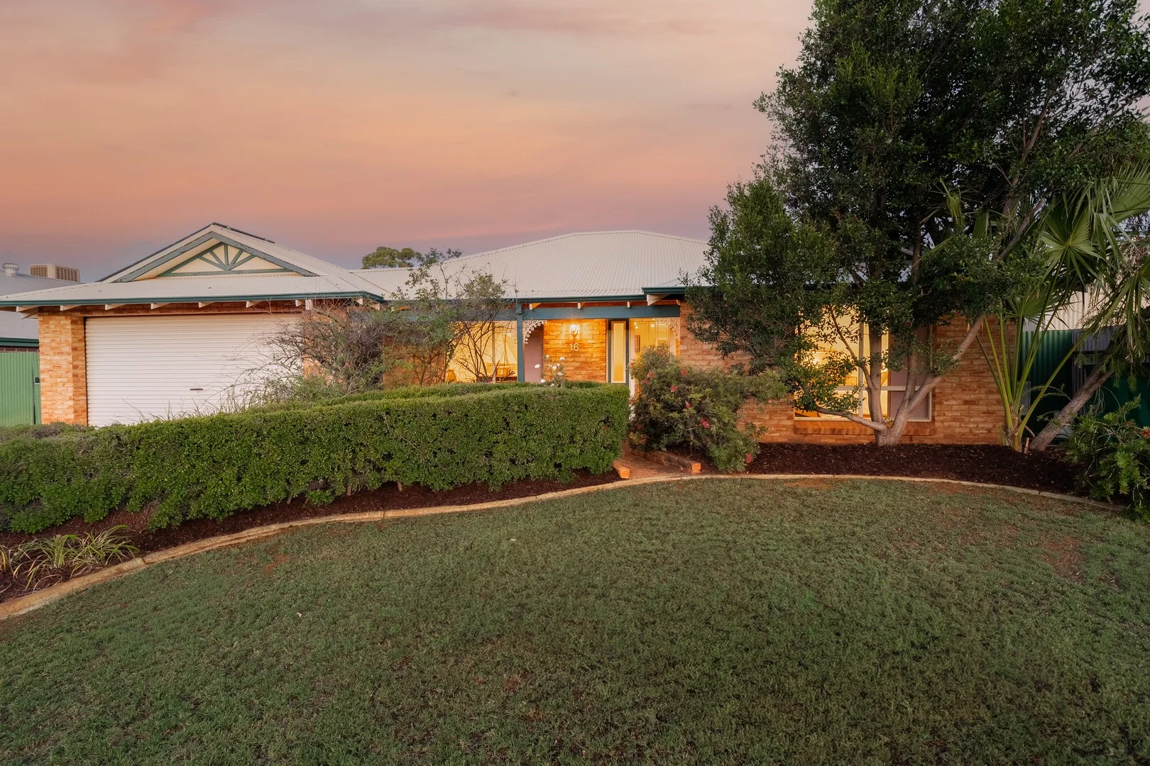 16 Riverina Way, Hannans WA 6430