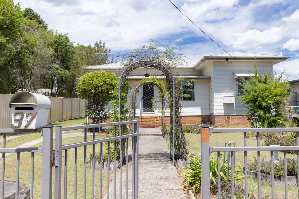 37 Thallon Street, Crows Nest QLD 4355