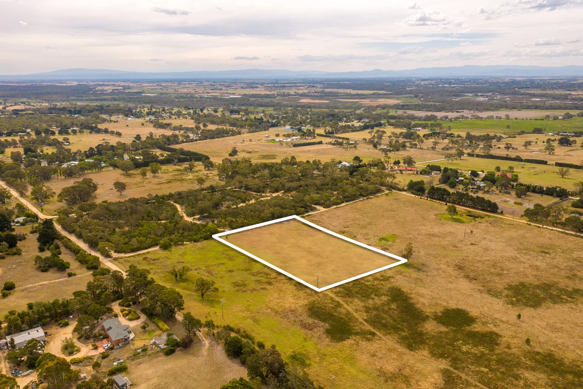 8 Hobsons Road, Longford VIC 3851