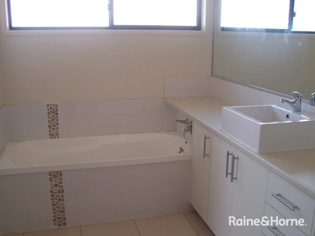 Additional image 8 of 1&2/74 Windsor Circle, Kingaroy QLD 4610