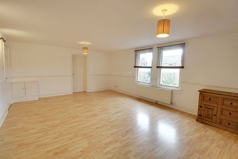 Flat 5, Elizabeth Court, 11B Livingstone Drive North L17