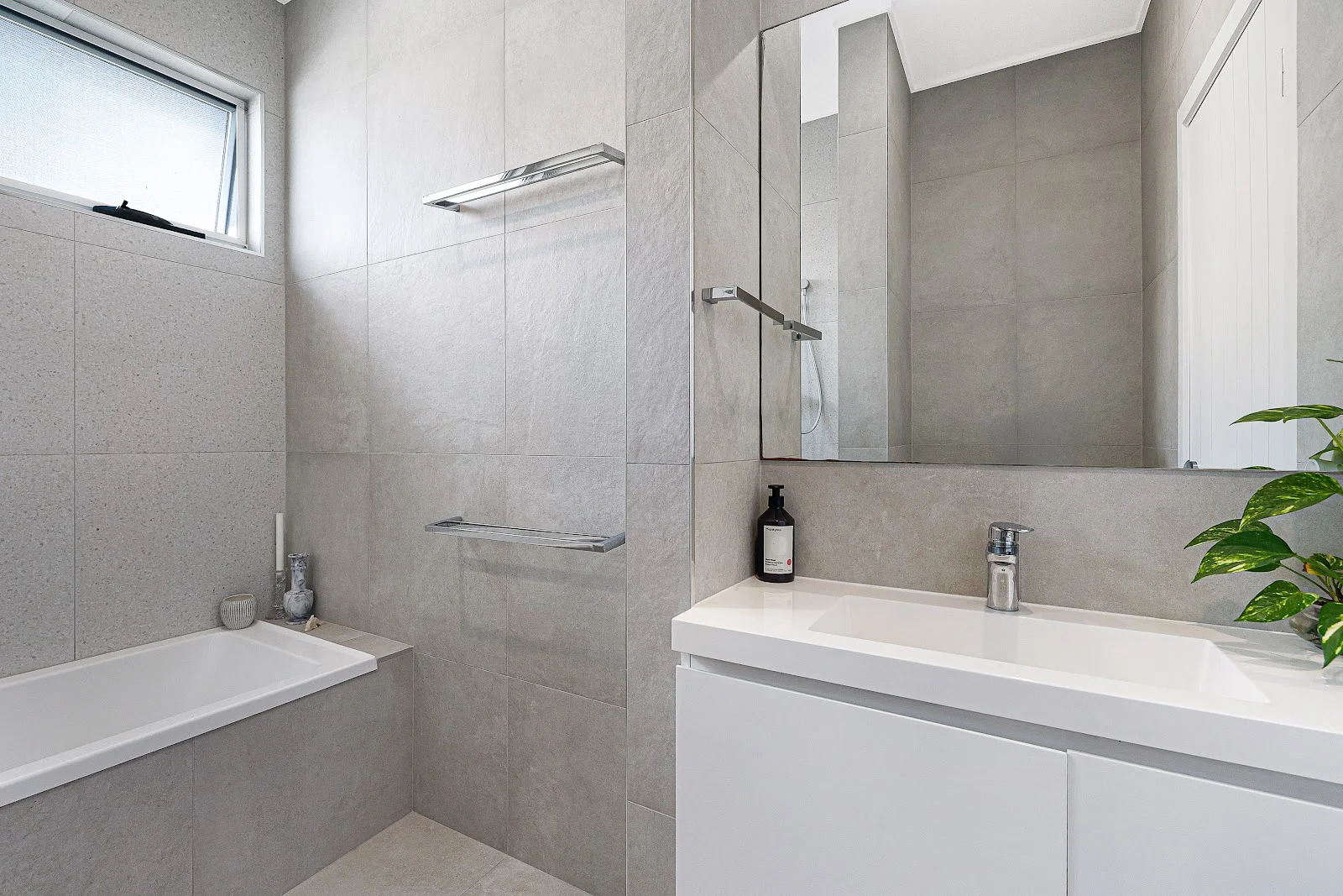 Additional image 22 of 2/19 Killowill Avenue, Paradise Point QLD 4216