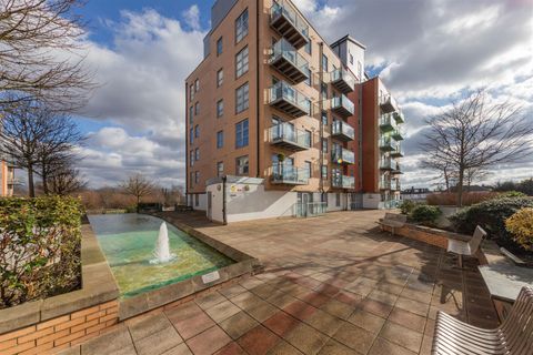 Queen Mary Avenue, South Woodford E18
