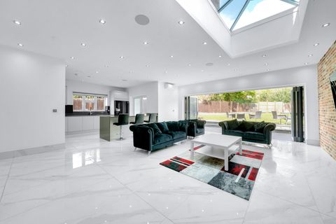Saddlescombe Way, London N12
