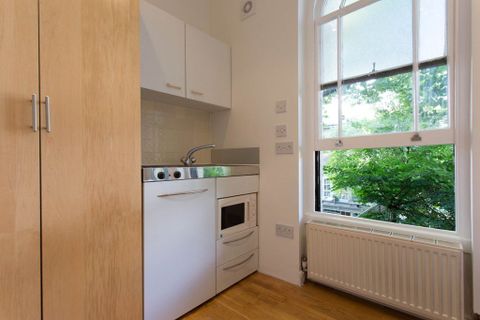 Room 18, 40 Queensborough Terrace, Bayswater W2, Studio to rent