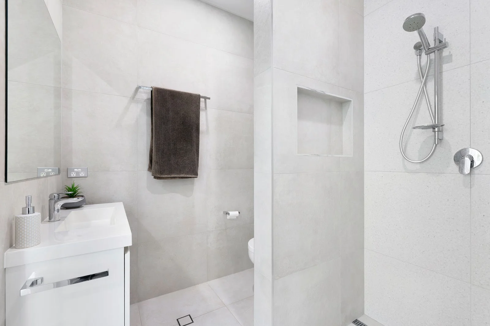 Additional image 19 of 2/19 Killowill Avenue, Paradise Point QLD 4216