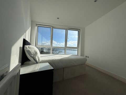 Tradewinds, Wards Wharf Approach, London E16, Room to rent