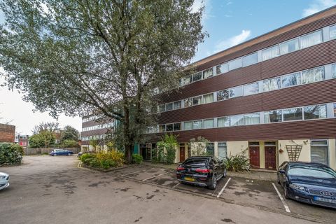 Claudia Place, Southfields SW19