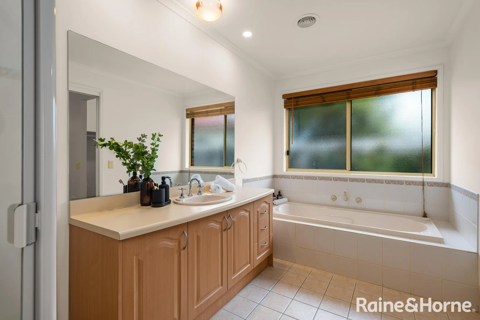 Additional image 16 of 5 Lauren Court, Gisborne VIC 3437