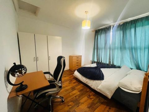 Burdett Road, London E3, Room to rent
