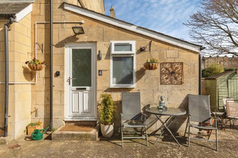 Bloomfield Avenue, Bath BA2