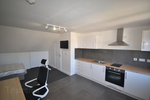Studio 6 Fletcher Road, Beeston NG9, Room to rent