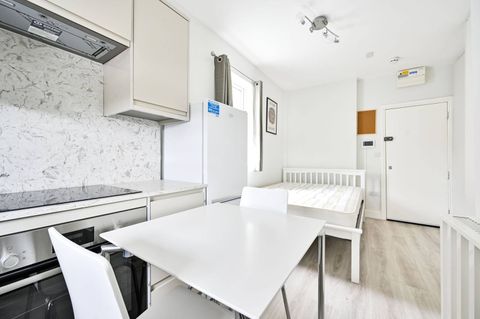 Uxbridge Road, Shepherd's Bush, London W12, Studio to rent