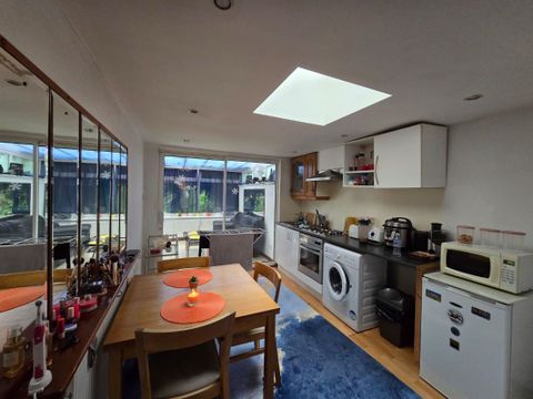 8 Broadlands Avenue, Streatham Hill, London SW16