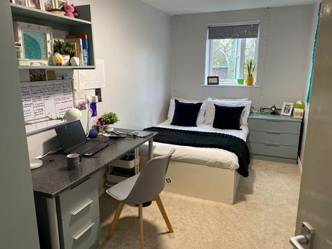 20 Albert Square, Church Street, Lenton, Nottingham NG7, Room to rent