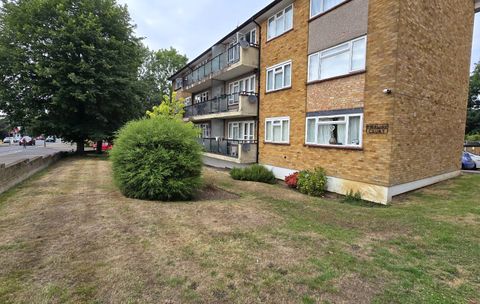 The Fairway, Barnet EN5