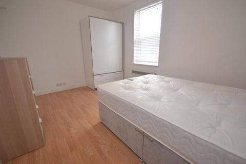 Charles Street, Reading, Berkshire RG1, Studio to rent