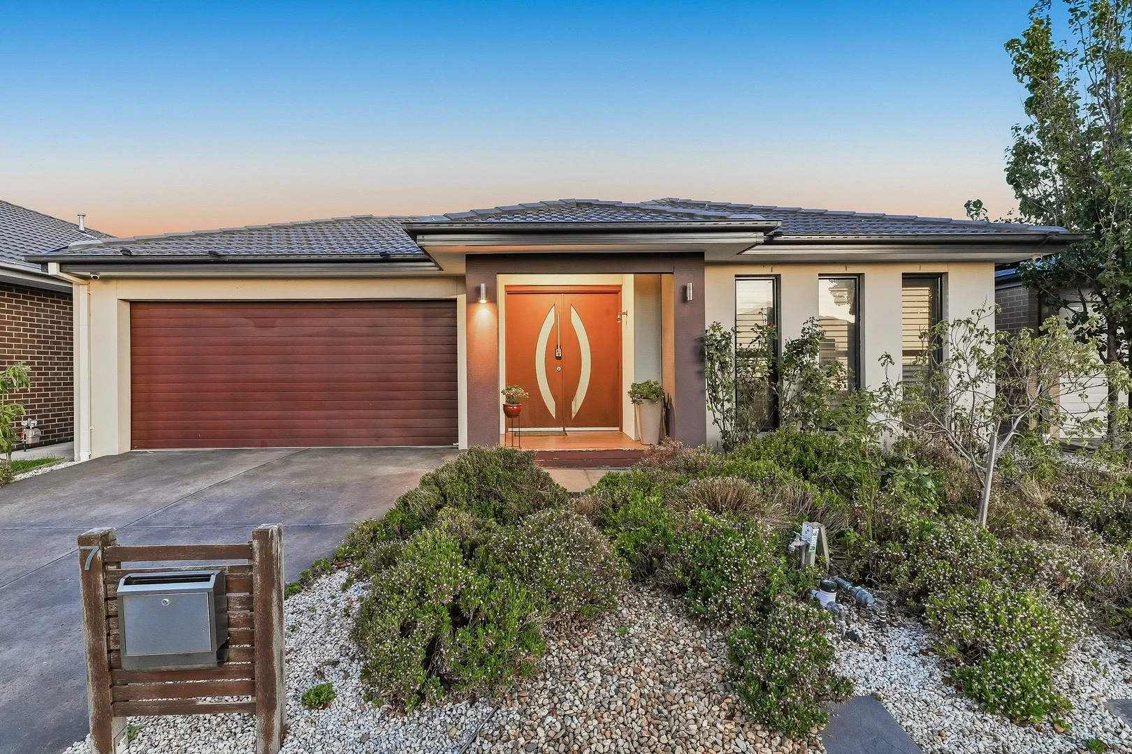 7 Winchcombe Way, Cranbourne North VIC 3977