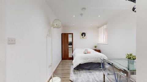 Blenheim Gardens, London NW2, Studio to rent