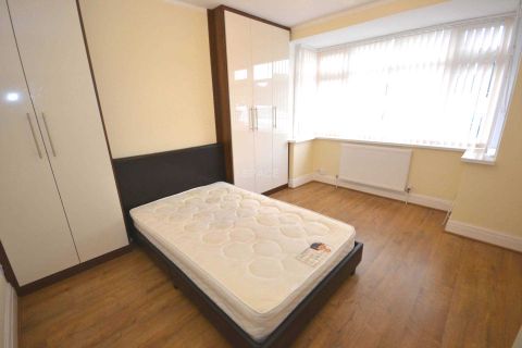 Erleigh Court Gardens, Reading RG6, Room to rent