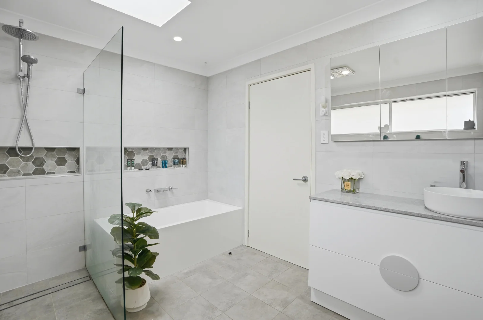 Additional image 9 of 343 Lakedge Avenue, Berkeley Vale NSW 2261