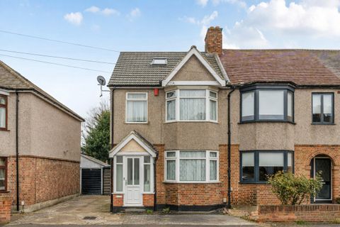 Hainault Road, Romford RM5